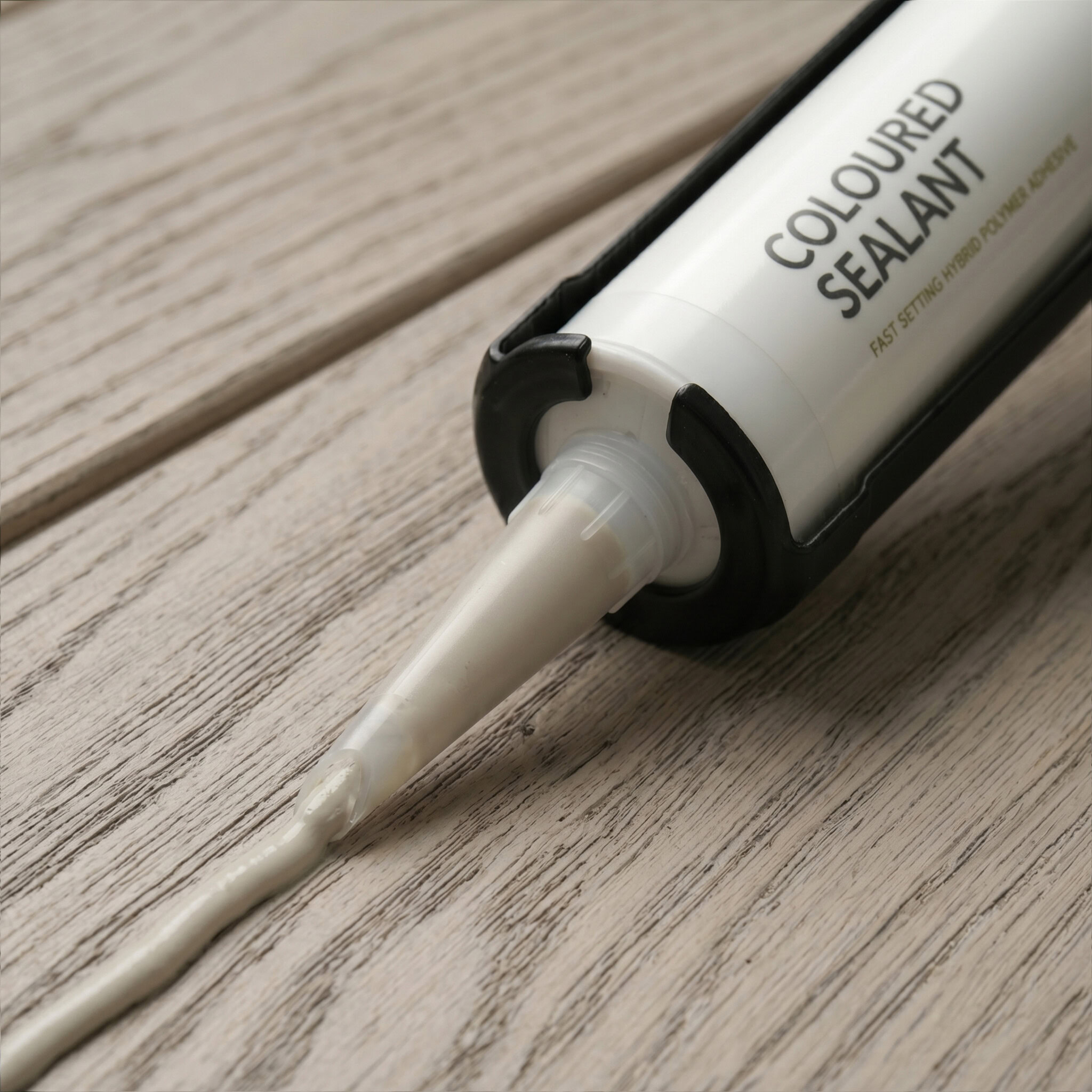 Millboard Gekleurde kit Limed Oak – detail van kit en spuitmond