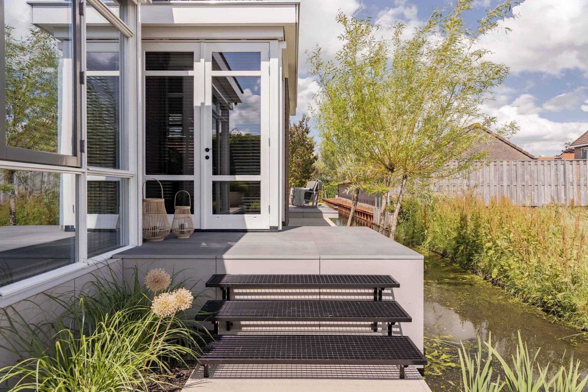 Trap en vlonderpad langs de woning