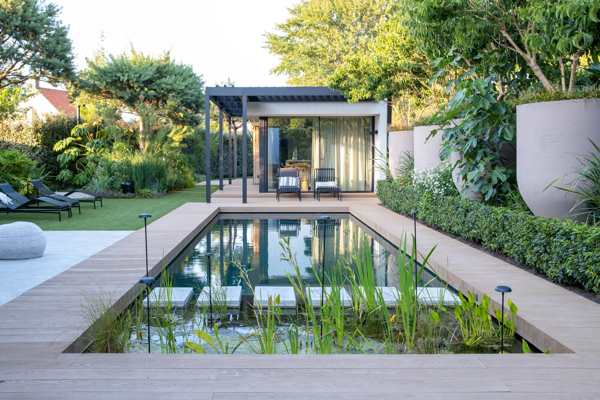 Groene kusttuin met een terras als inspiratie voor een buitenruimte
