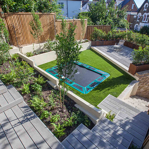 Tuin met verschillende niveaus, vlonderpad en waterpartij