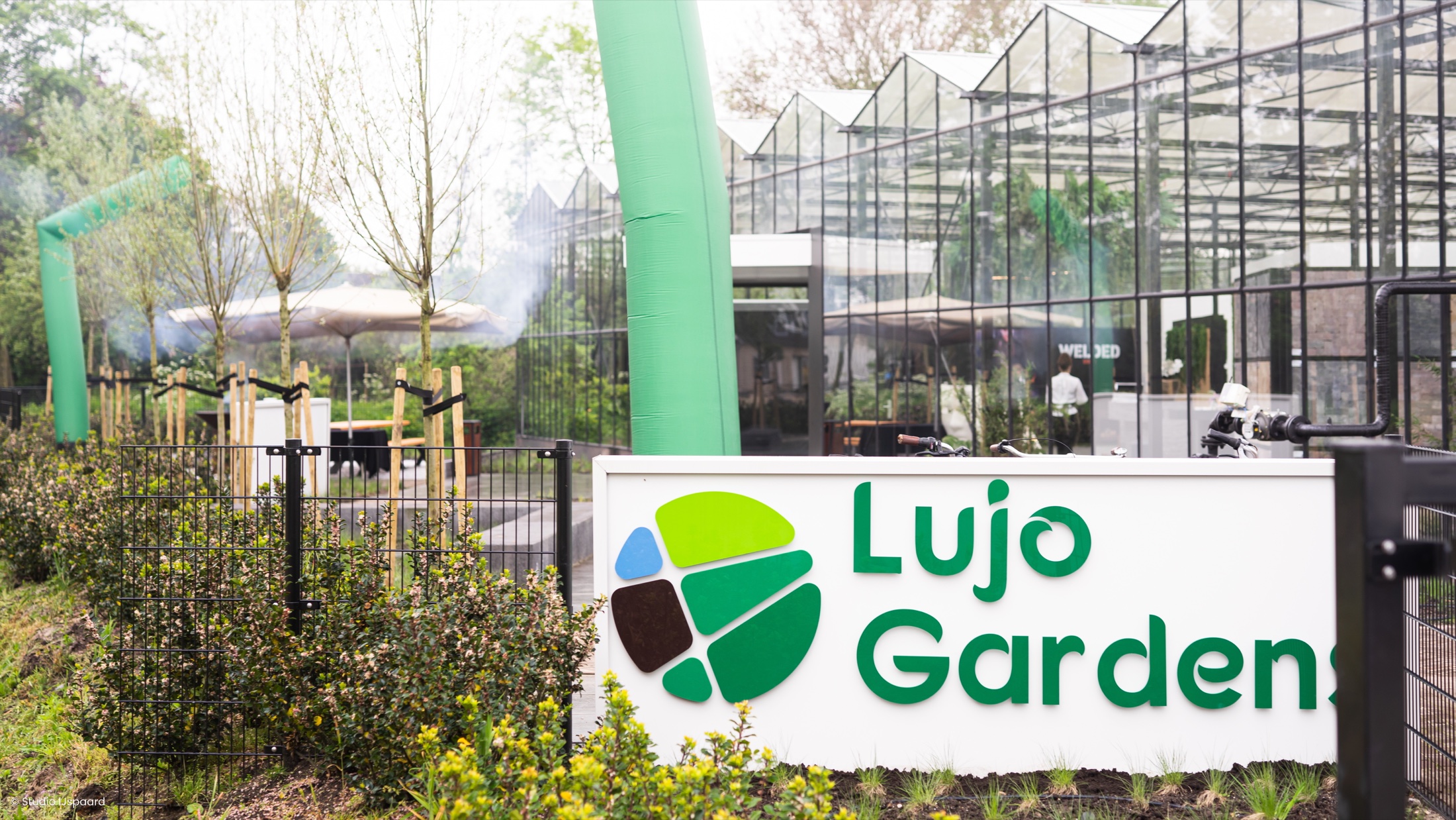 De glazen entree van het LujoGardens inspiratiecenter in Uden.