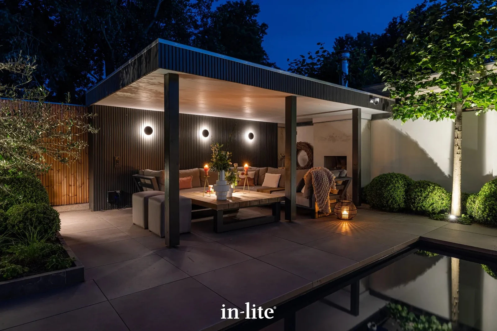 Een verlichte overkapping met in-lite DISC WALL wandlampen